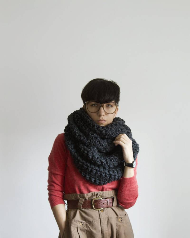 Pembroke Cowl in Der Farbe Grafen-Grau von Yokoo
