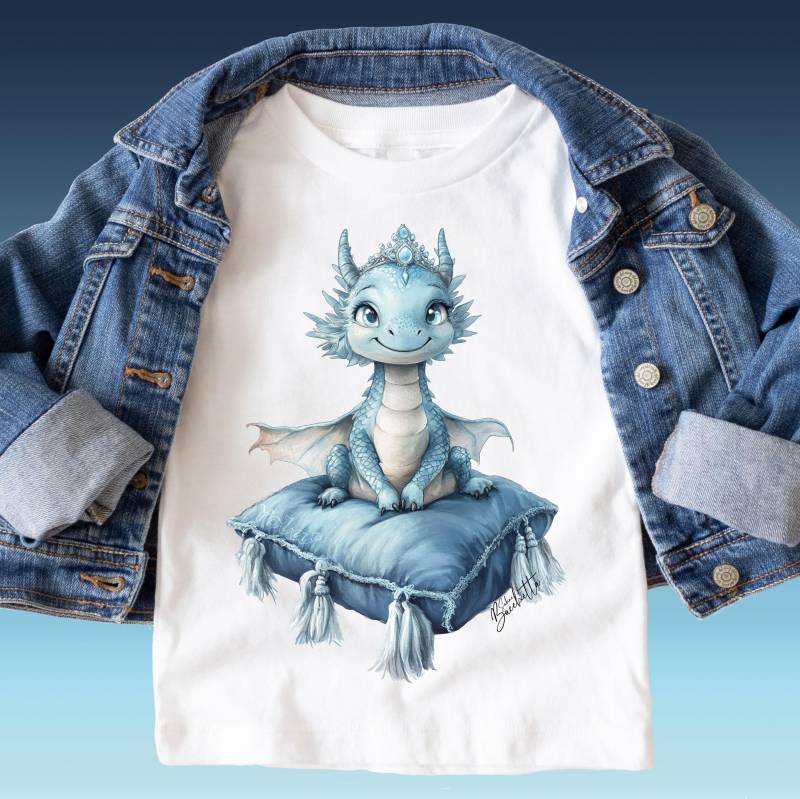 Kinder T-Shirt - Süßer Kleiner Drache, Kindergeschenk Für Geburtstag, Weihnachten U. Alle Drachenfans, Exklusives Design Der Ch Marke Yola® von YolaArtShop