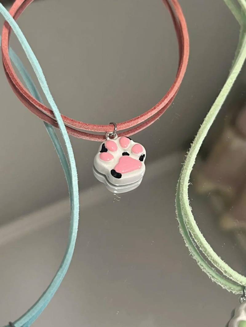 Verstellbarer Katzenpfoten Anhänger - Handgefertigter Keramik Klauen Auf Wildlederkordel, Haustier Schmuck Verstellbarer Katzenpfoten Anhänger - Handgefertigter Keramik Klauen Auf Wildlederkordel, Haustier Schmuck von YolandabecoolArt