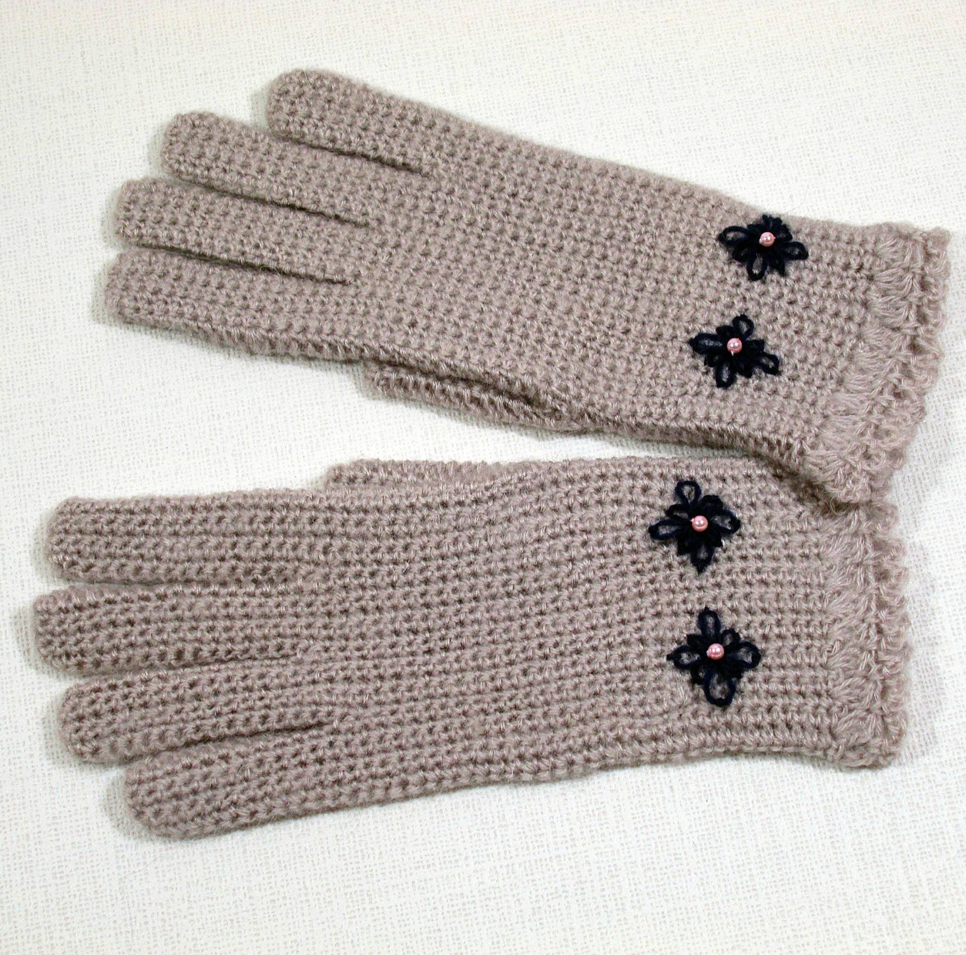 Graue Winterhandschuhe Für Damen Mit Kleinen Blumen, Gehäkelte Damenhandschuhe, Versandfertig von YoliaKnittings