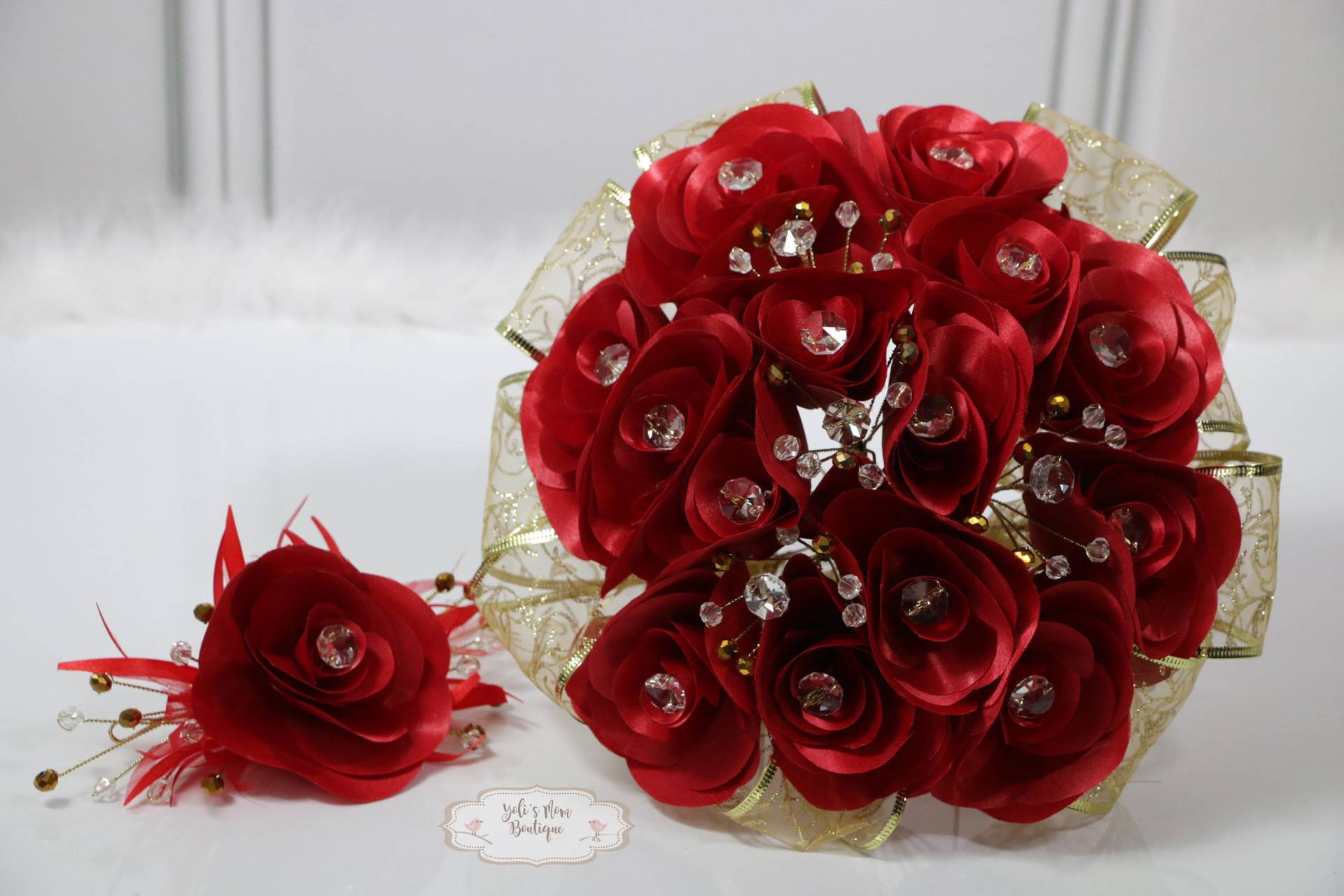 Kostenloser Versand Handgefertigter Roter Hochzeitsstrauß, Quinceanera-strauß Und Broschen Für Bräute Oder Quinceaneras, Blumenstrauß Zum 16 Kostenloser Versand Handgefertigter Roter Hochzeitsstrauß, Quinceanera-strauß Und Broschen Für Bräute Oder Quinceaneras, Blumenstrauß Zum 16 von YolisMomBoutique