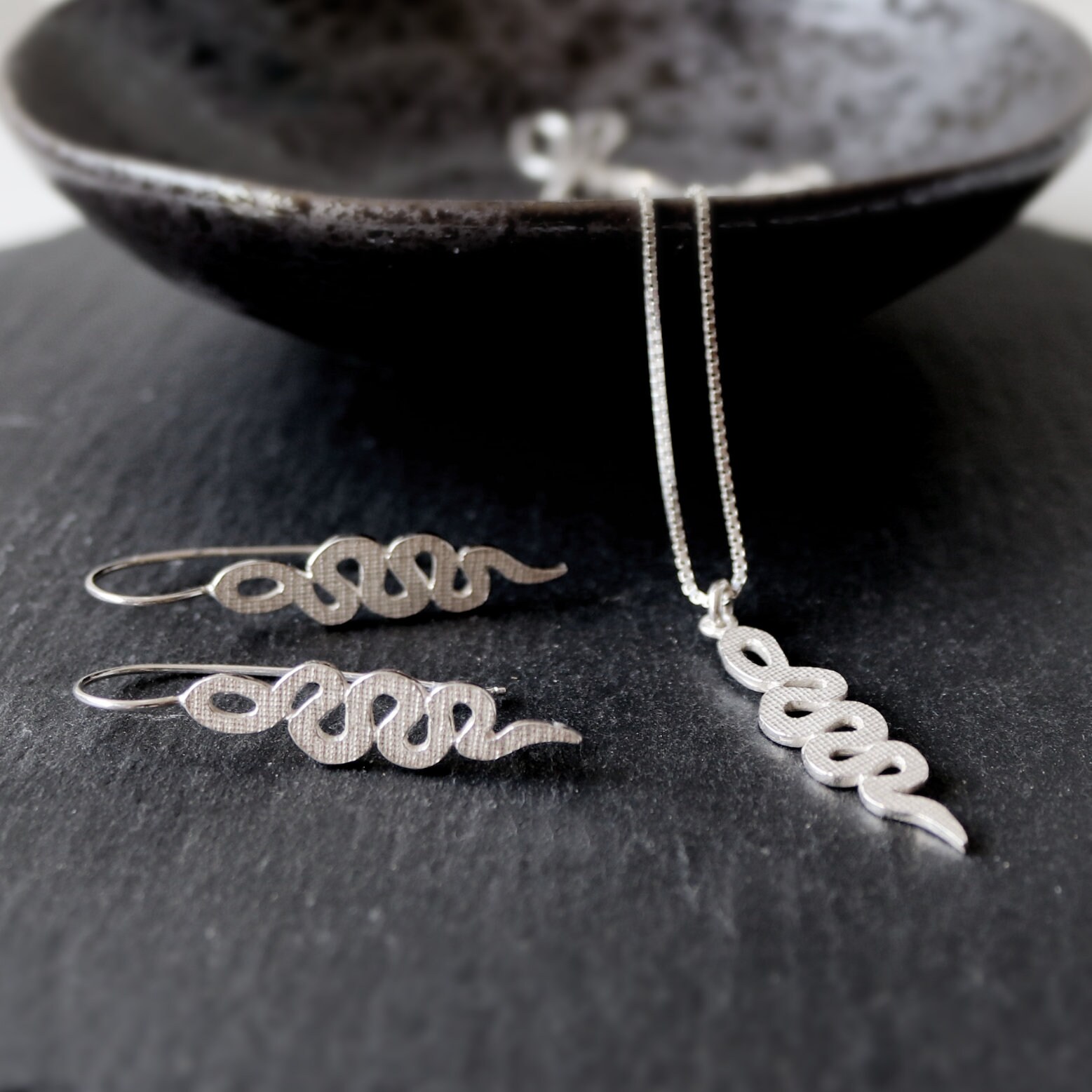 925 Sterling Silber Pendant Halskette | Schlange Moderne Handgemachte Silberpendant Made in Uk Geschenke Für Sie 925 Sterling Silber Pendant Halskette | Schlange Moderne Handgemachte Silberpendant Made in Uk Geschenke Für Sie von YomJewellery