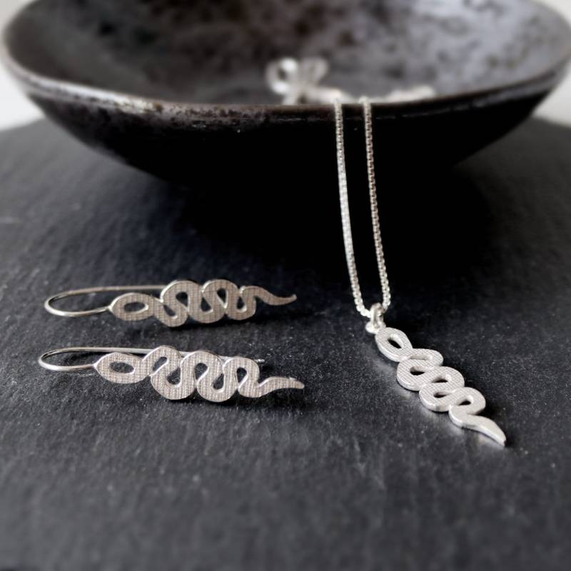 925 Sterling Silber Pendant Halskette | Schlange Moderne Handgemachte Silberpendant Made in Uk Geschenke Für Sie 925 Sterling Silber Pendant Halskette | Schlange Moderne Handgemachte Silberpendant Made in Uk Geschenke Für Sie von YomJewellery