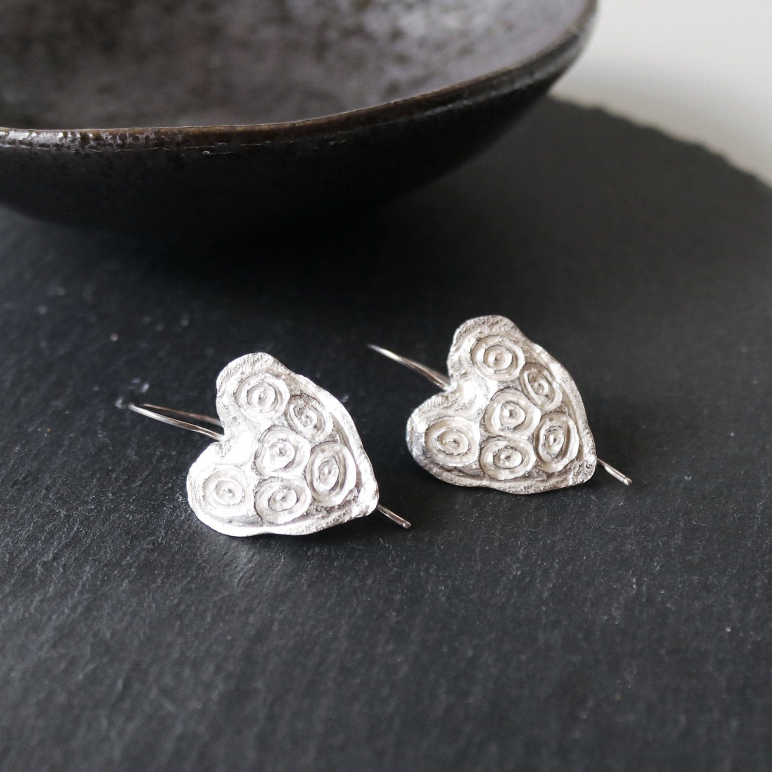 sterling Silver Fish Hook Ohrringe | Hand Graviert Herzfehler Silber Handgemachte Geschenke Für Sie sterling Silver Fish Hook Ohrringe | Hand Graviert Herzfehler Silber Handgemachte Geschenke Für Sie von YomJewellery