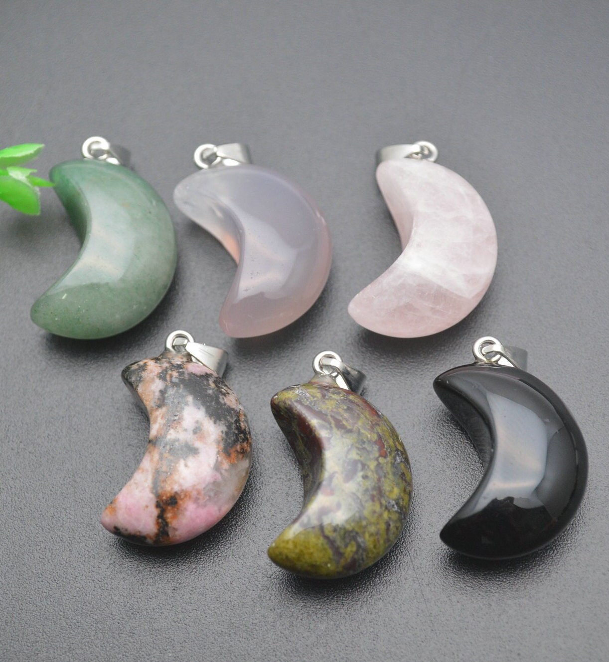 1 Stück Mond Form Naturstein Anhänger Grün Aventurin Rosenquarz Schwarz Onyx Rhodochrosit Halskette Schmuck 1 Stück Mond Form Naturstein Anhänger Grün Aventurin Rosenquarz Schwarz Onyx Rhodochrosit Halskette Schmuck von YongyangBeads