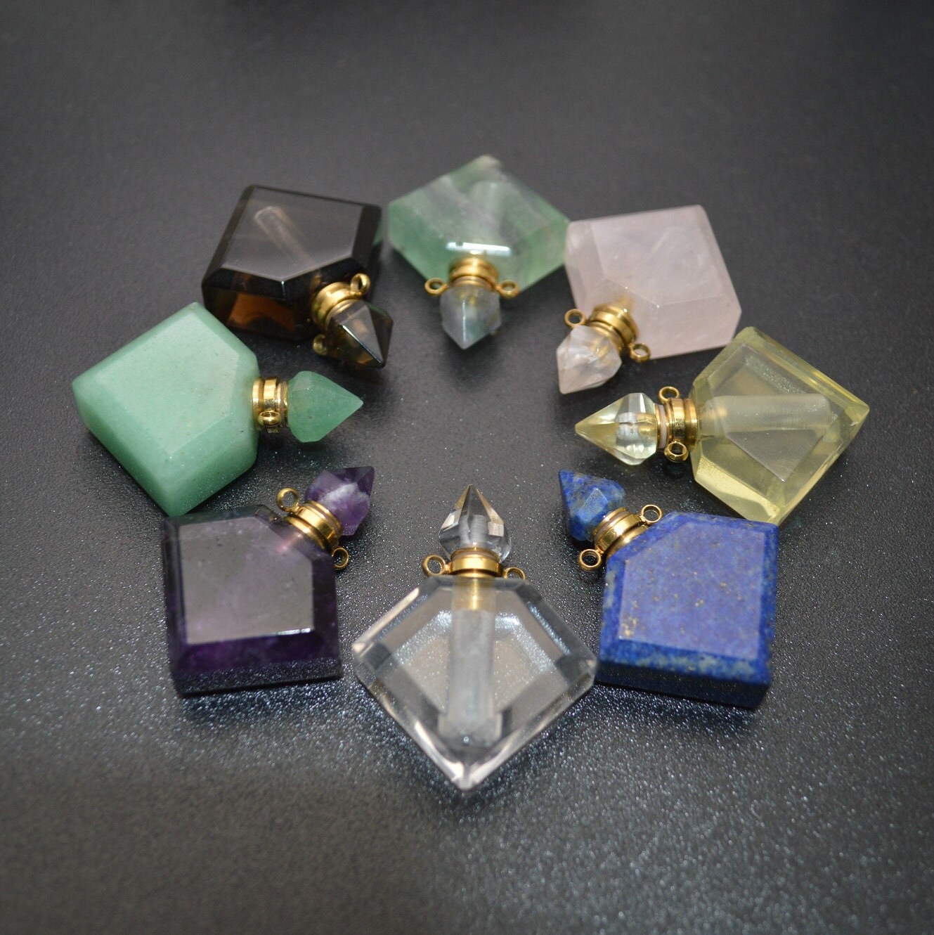 1 Stück Natürliche Kristall Quarz Rhombus Form Edelstein Parfüm Öl Flasche Stein Anhänger 1 Stück Natürliche Kristall Quarz Rhombus Form Edelstein Parfüm Öl Flasche Stein Anhänger von YongyangBeads