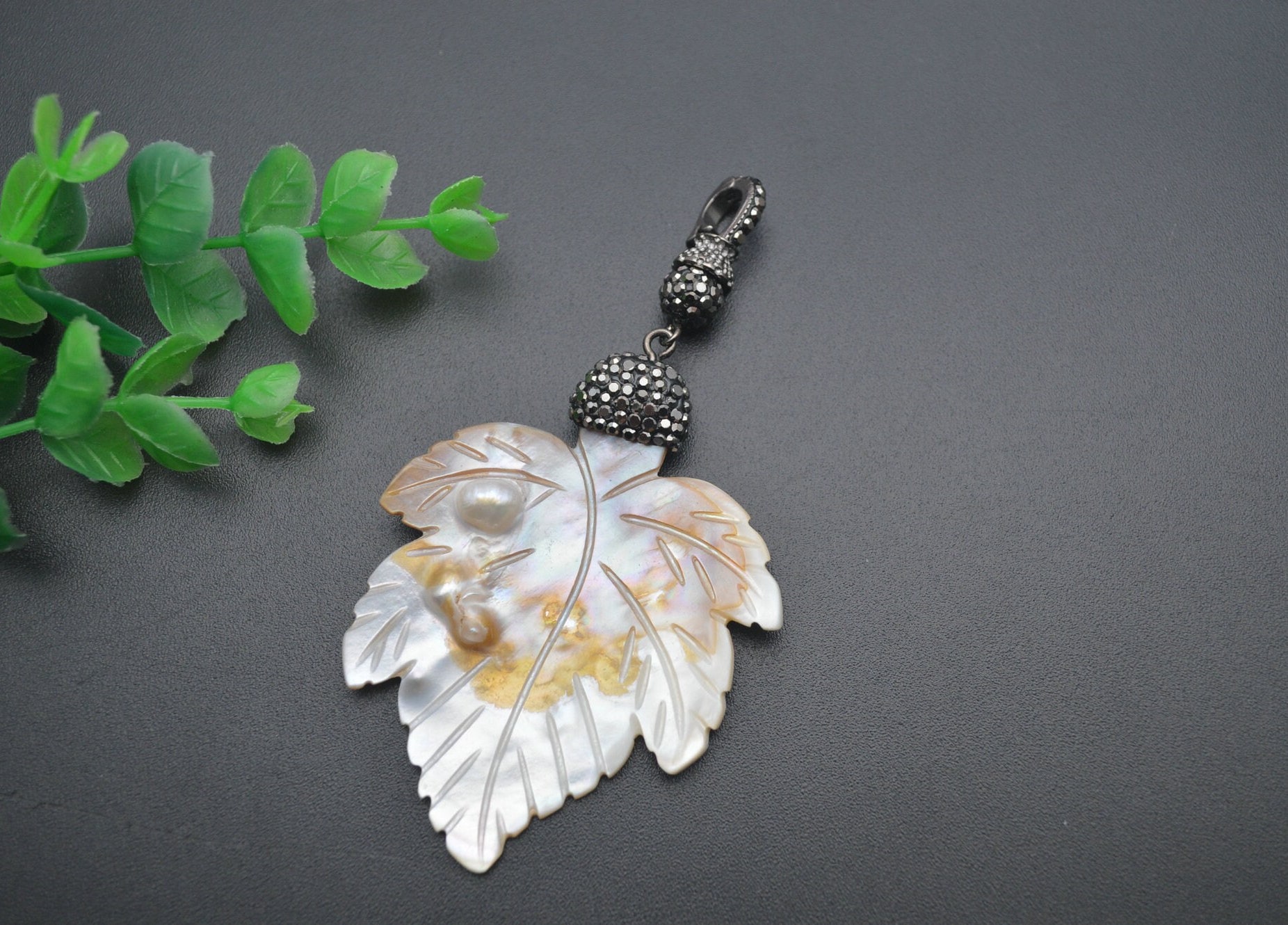 1 Stück Natürliche Mop Shell Ahornblatt Anhänger Passen Mode Halskette Schmuckherstellung 1 Stück Natürliche Mop Shell Ahornblatt Anhänger Passen Mode Halskette Schmuckherstellung von YongyangBeads