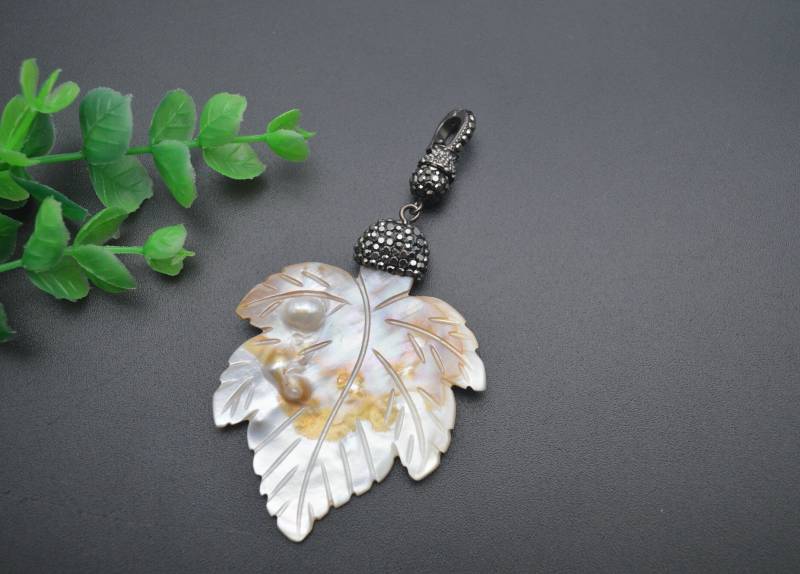 1 Stück Natürliche Mop Shell Ahornblatt Anhänger Passen Mode Halskette Schmuckherstellung 1 Stück Natürliche Mop Shell Ahornblatt Anhänger Passen Mode Halskette Schmuckherstellung von YongyangBeads