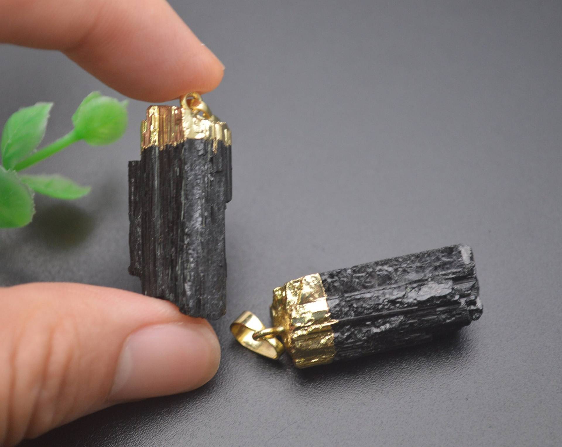 1 Stück Natürliche Schwarze Turmalin Rohstein Zylinder Anhänger Modeschmuck 1 Stück Natürliche Schwarze Turmalin Rohstein Zylinder Anhänger Modeschmuck von YongyangBeads