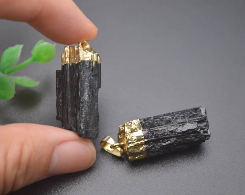 1 Stück Natürliche Schwarze Turmalin Rohstein Zylinder Anhänger Modeschmuck 1 Stück Natürliche Schwarze Turmalin Rohstein Zylinder Anhänger Modeschmuck von YongyangBeads