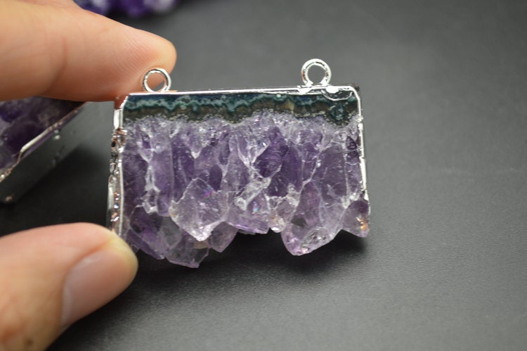1 Stück Silber Oder Vergoldung Zwei Schleifen Natürliche Drusy Amethyst Quadrat Scheibe Anhänger 1 Stück Silber Oder Vergoldung Zwei Schleifen Natürliche Drusy Amethyst Quadrat Scheibe Anhänger von YongyangBeads