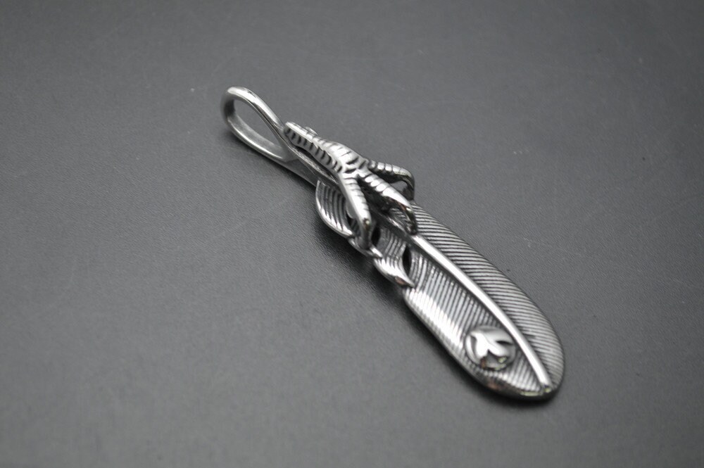 1Pc Edelstahl Hawk Klaue Auf Feder-Metall-Anhänger 1Pc Edelstahl Hawk Klaue Auf Feder-Metall-Anhänger von YongyangBeads