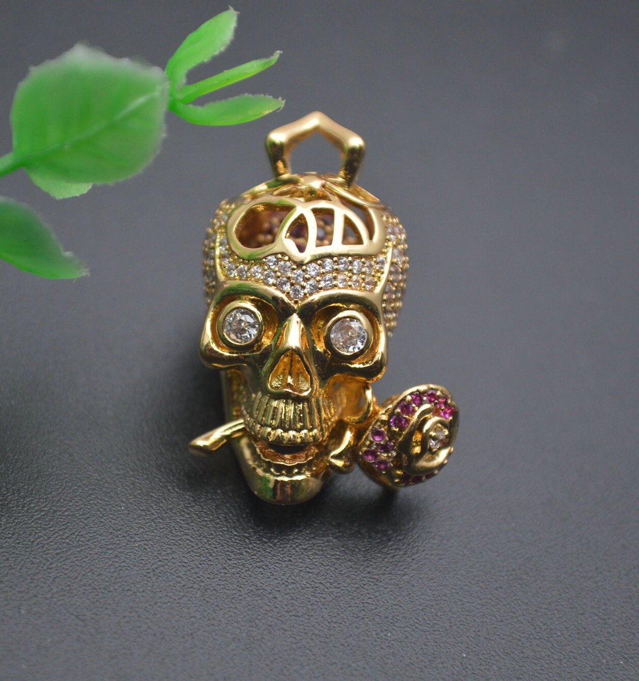 Cool Gold Farbe Cz Perlen Gepflastert Metall Messing Schädel Rose Halskette Anhänger Cool Gold Farbe Cz Perlen Gepflastert Metall Messing Schädel Rose Halskette Anhänger von YongyangBeads