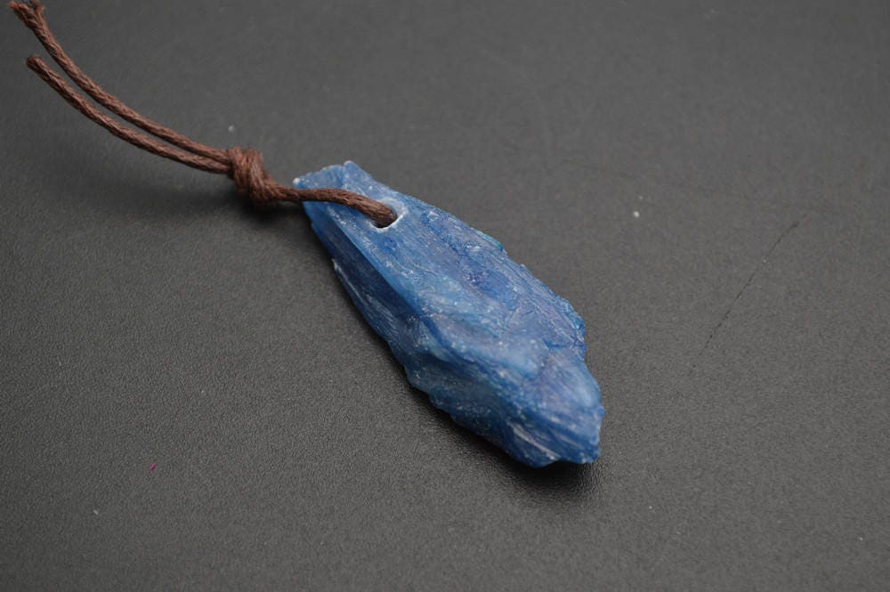 Natürliche Blaue Kyanit Rough Stone Nugget Anhänger Natürliche Blaue Kyanit Rough Stone Nugget Anhänger von YongyangBeads