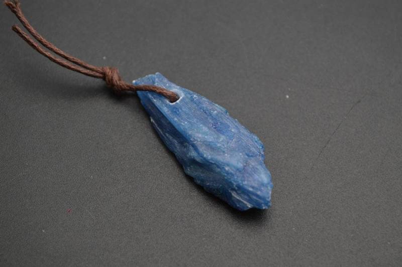 Natürliche Blaue Kyanit Rough Stone Nugget Anhänger Natürliche Blaue Kyanit Rough Stone Nugget Anhänger von YongyangBeads