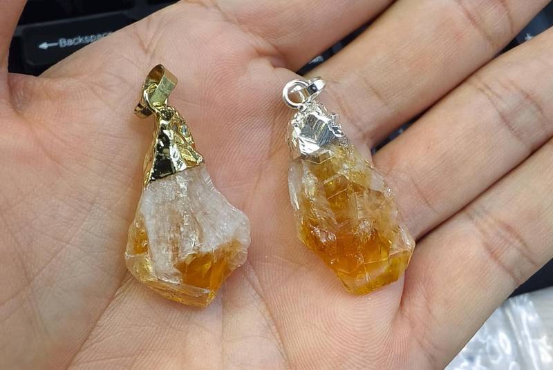 Natürlicher Citrin Quarz Rohstein Nugget Anhänger Natürlicher Citrin Quarz Rohstein Nugget Anhänger von YongyangBeads