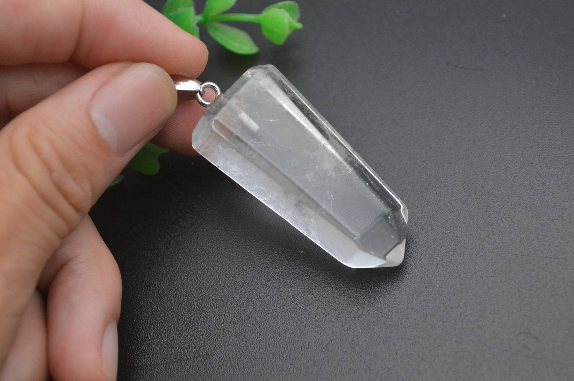 Natürlicher Klarer Kristallquarz-Punkt-Edelstein-Anhänger Natürlicher Klarer Kristallquarz-Punkt-Edelstein-Anhänger von YongyangBeads