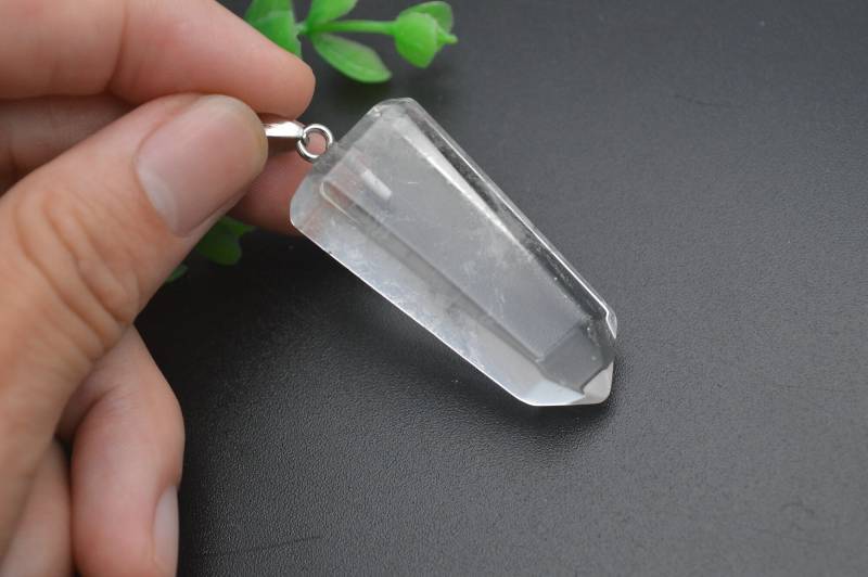 Natürlicher Klarer Kristallquarz-Punkt-Edelstein-Anhänger Natürlicher Klarer Kristallquarz-Punkt-Edelstein-Anhänger von YongyangBeads