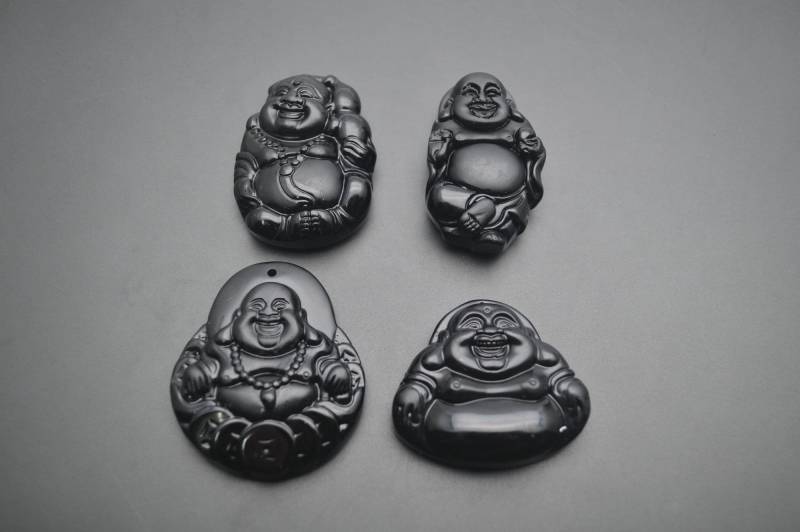 Natürlicher Schwarzer Obsidian Geschnitzte Lachende Geldmünze Buddha-stein-Anhänger Für Die Halskettenherstellung Des Mannes von YongyangBeads