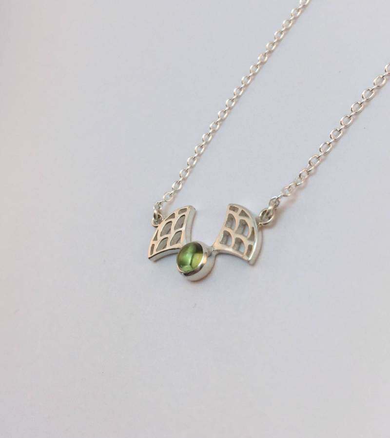 Navi-Anhänger, Feiner Stein, Sterlingsilber. Fairy Navi-Halskette, Besetzt Mit Einem Peridot, Verkauft Kette Navi-Anhänger, Feiner Stein, Sterlingsilber. Fairy Navi-Halskette, Besetzt Mit Einem Peridot, Verkauft Kette von YonomoriJoaillerie