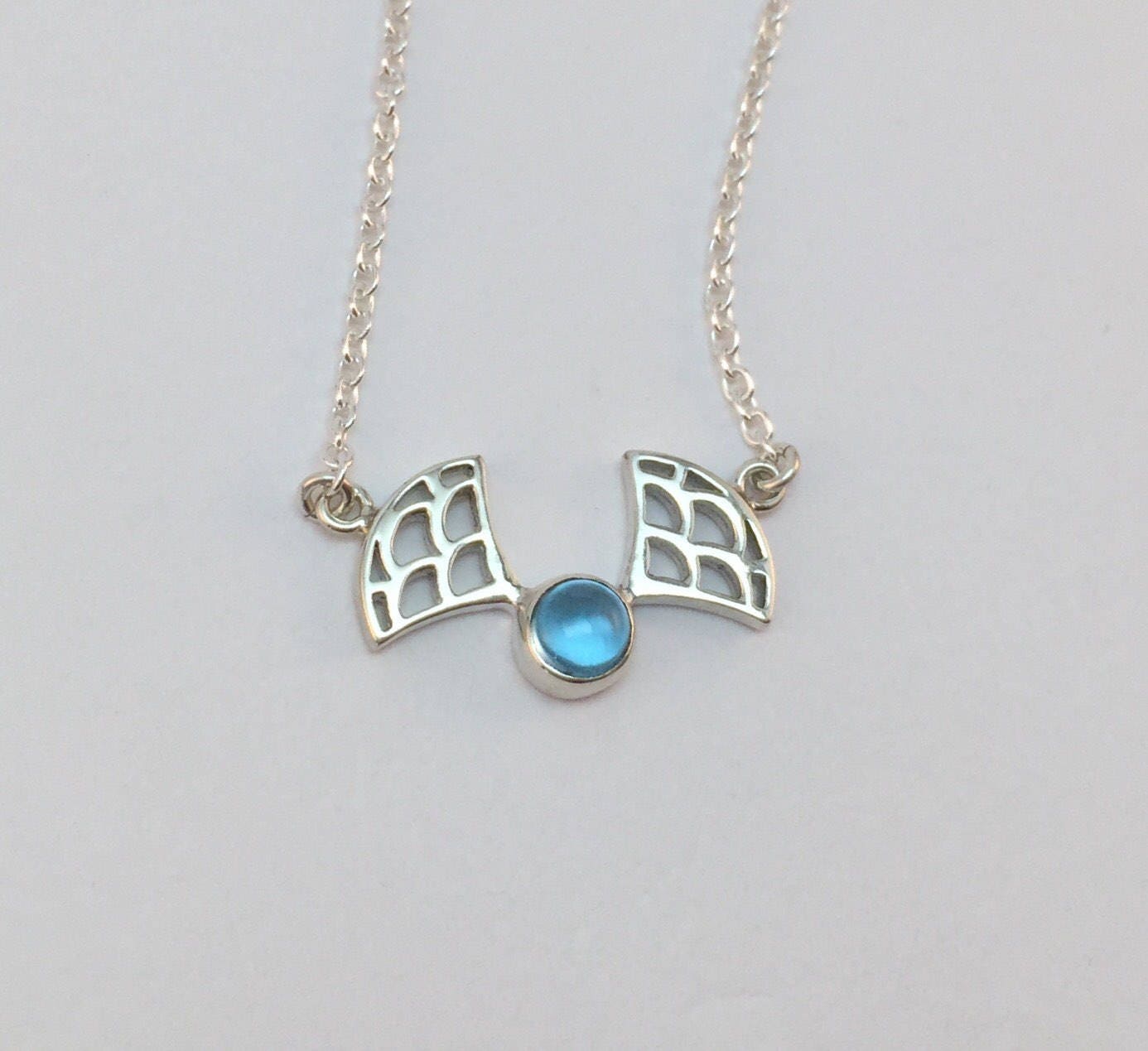 Navi-Anhänger, Feiner Stein, Sterlingsilber. Fairy Navi-Halskette, Besetzt Mit Einem Topas, Verkauft Kette Navi-Anhänger, Feiner Stein, Sterlingsilber. Fairy Navi-Halskette, Besetzt Mit Einem Topas, Verkauft Kette von YonomoriJoaillerie