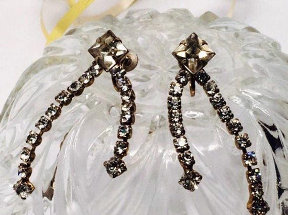 Vintage Baumelnde Klare Strassohrringe Mit Schraubverschluss Zwei Stränge Hängen Von Einem Diamant Strassstein Vintage Baumelnde Klare Strassohrringe Mit Schraubverschluss Zwei Stränge Hängen Von Einem Diamant Strassstein von YooHooCowboy