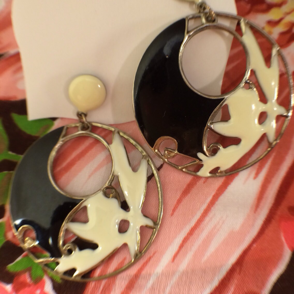 Vintage Emaille Art-Deco-Design-Post-Ohrringe Creme N Schwarz Vintage Emaille Art-Deco-Design-Post-Ohrringe Creme N Schwarz von YooHooCowboy