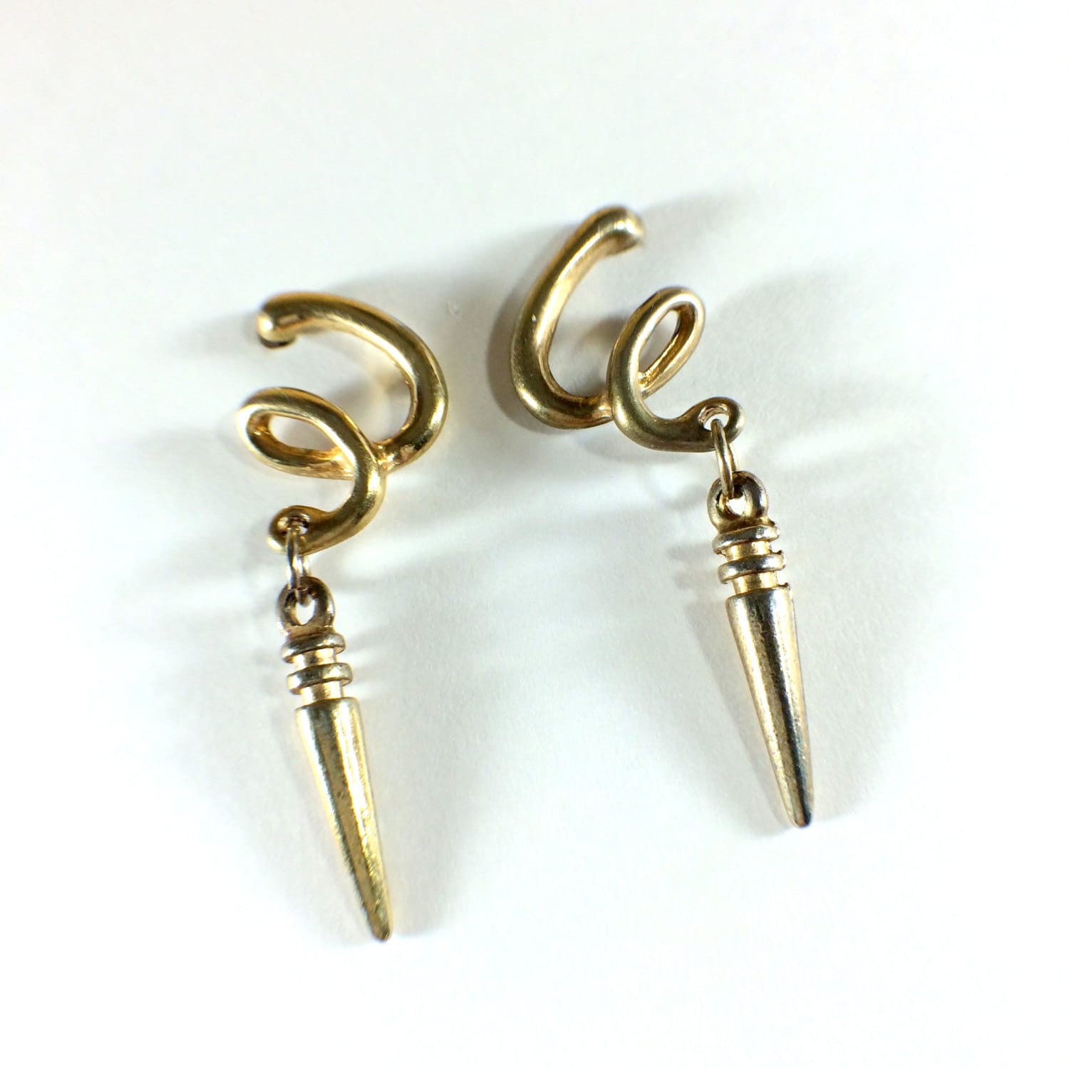 Vintage Gold Farbigen-Ohrring Wirbelt Mit Baumelnden Metall Kugeln Post Vortex Schnörkel Ungewöhnliche Grafik Vintage Gold Farbigen-Ohrring Wirbelt Mit Baumelnden Metall Kugeln Post Vortex Schnörkel Ungewöhnliche Grafik von YooHooCowboy