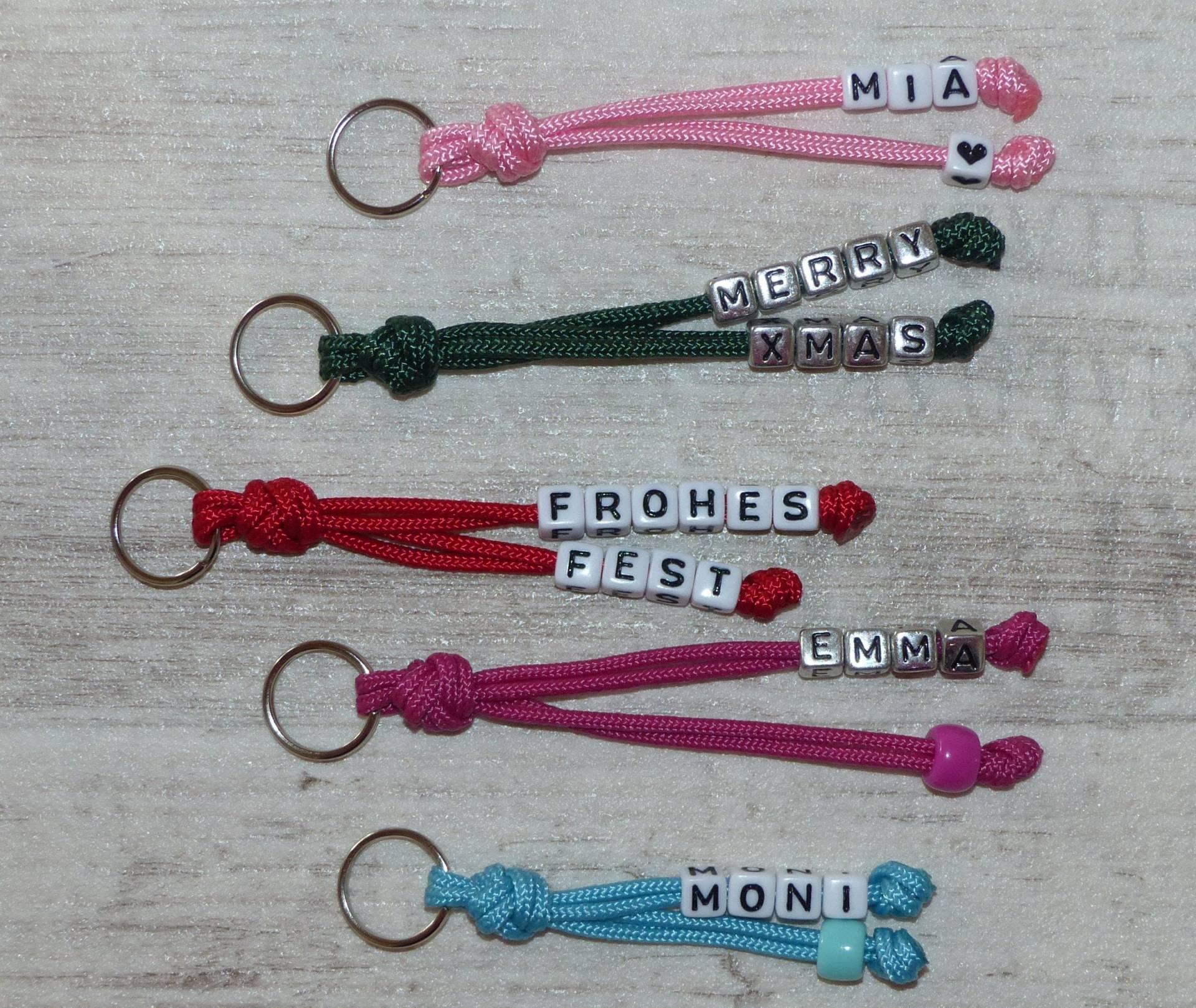 Geschenkanhänger Schlüsselanhänger Taschenbaumler Aus Paracord in Vielen Farben Personalisierbar Mit Name Anhänger Key Chain Geschenk Geschenkanhänger Schlüsselanhänger Taschenbaumler Aus Paracord in Vielen Farben Personalisierbar Mit Name Anhänger Key Chain Geschenk von YorkieTownDesign