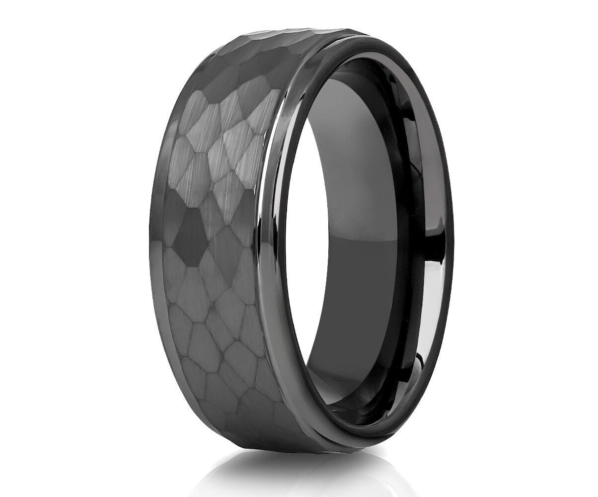 Gehämmerter Ehering, Gunmetal Tungsten Männer Frauen 8mm Comfort Fit von YorksJewelryDesign