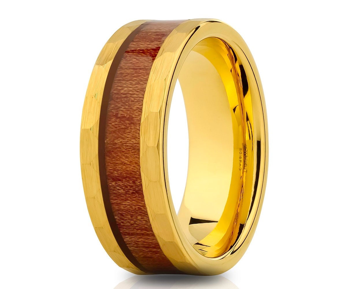 Gelbgold Wolfram Ehering, Koa Holz Ehering, Trauring, Verlobungsring, 8mm Ehering, Gehämmert von YorksJewelryDesign