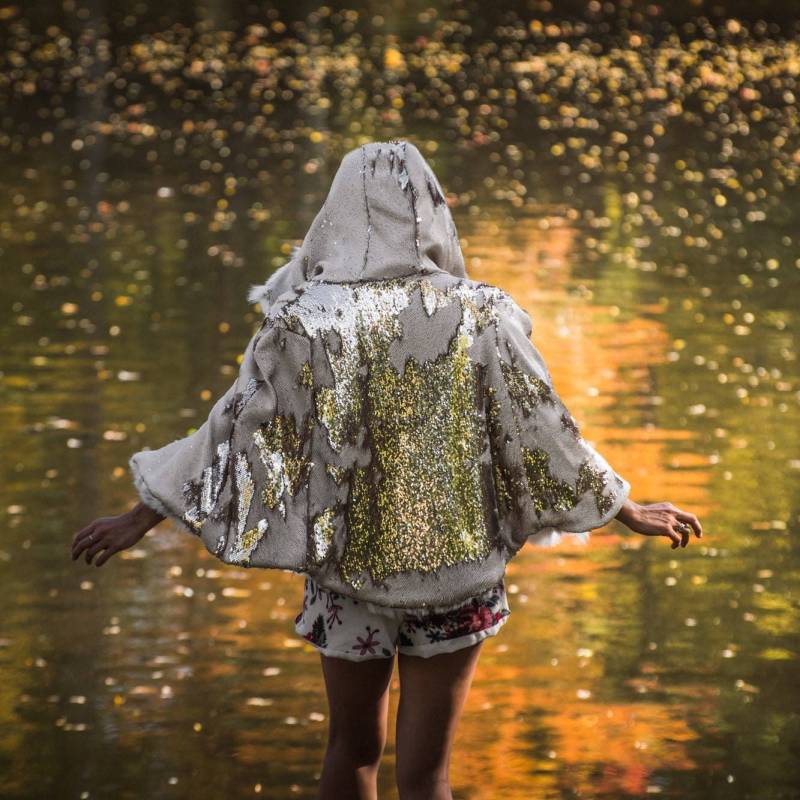 Champagner Sparkle Cape-Herbst Winter Kunstpelz Pailletten Festival Mantel Oberbekleidung von YoshiZen