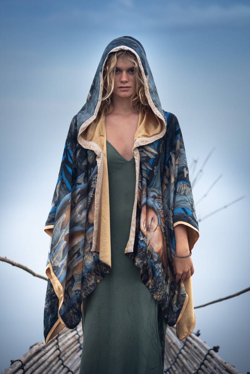 Mycelium Dreaming Cape - Herbst Skye Wearable Art Poncho - Heilige Zeremonie Ritual Kleidung von YoshiZen