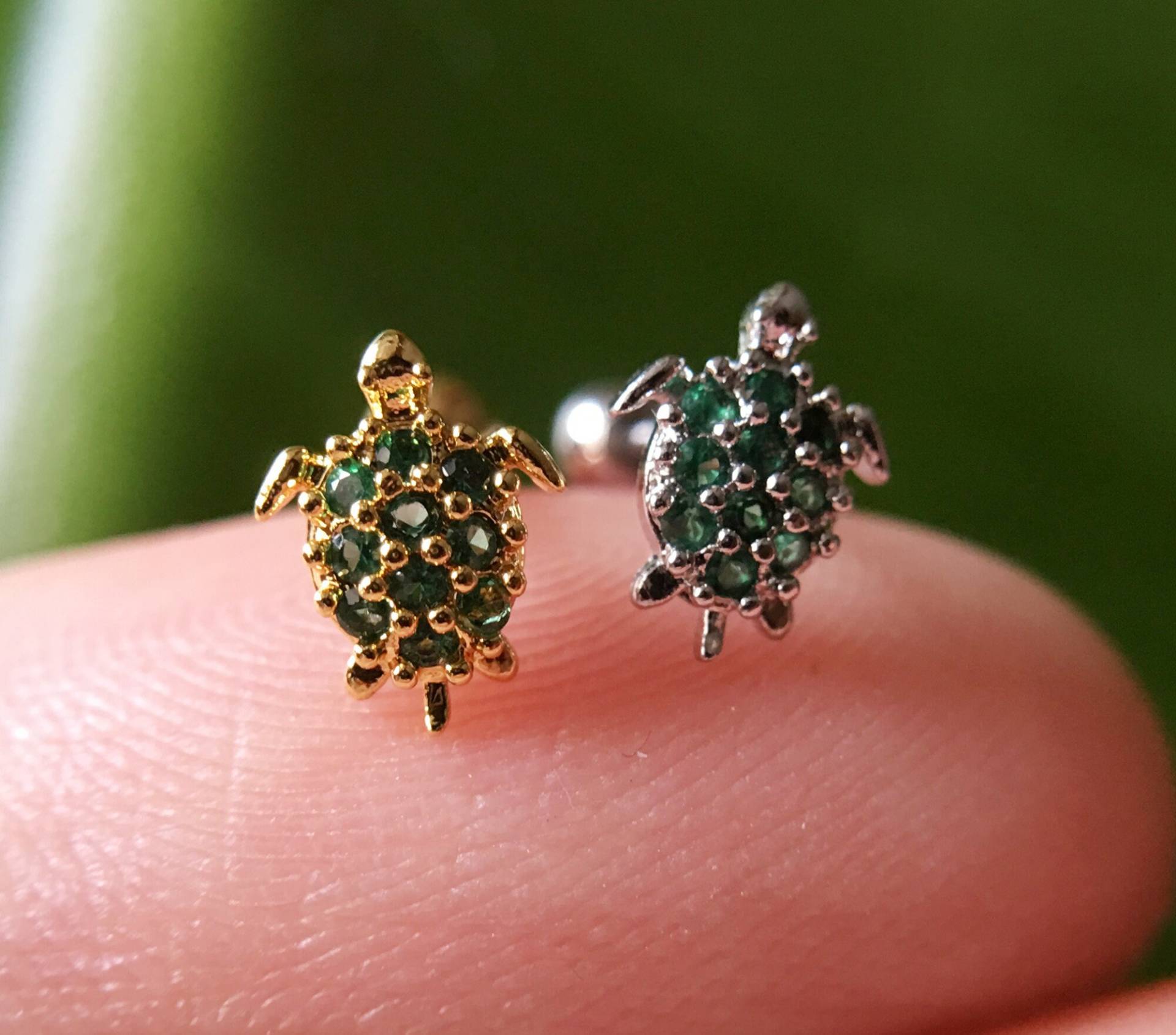 Kleine Schildkröte Ohrringe, Knorpel Ohrring Helix Piercing Bolzen Kleine Schildkröte Ohrringe, Knorpel Ohrring Helix Piercing Bolzen von YouAndMeStudioo
