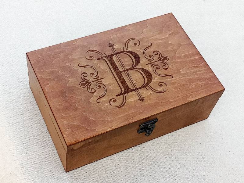 Monogrammierte Holzbox, Personalisierte Schmuckschatulle Mit Monogramm, Individuelles Geschenk Für Sie Oder Ihn von YouCanMAKEitPERSONAL