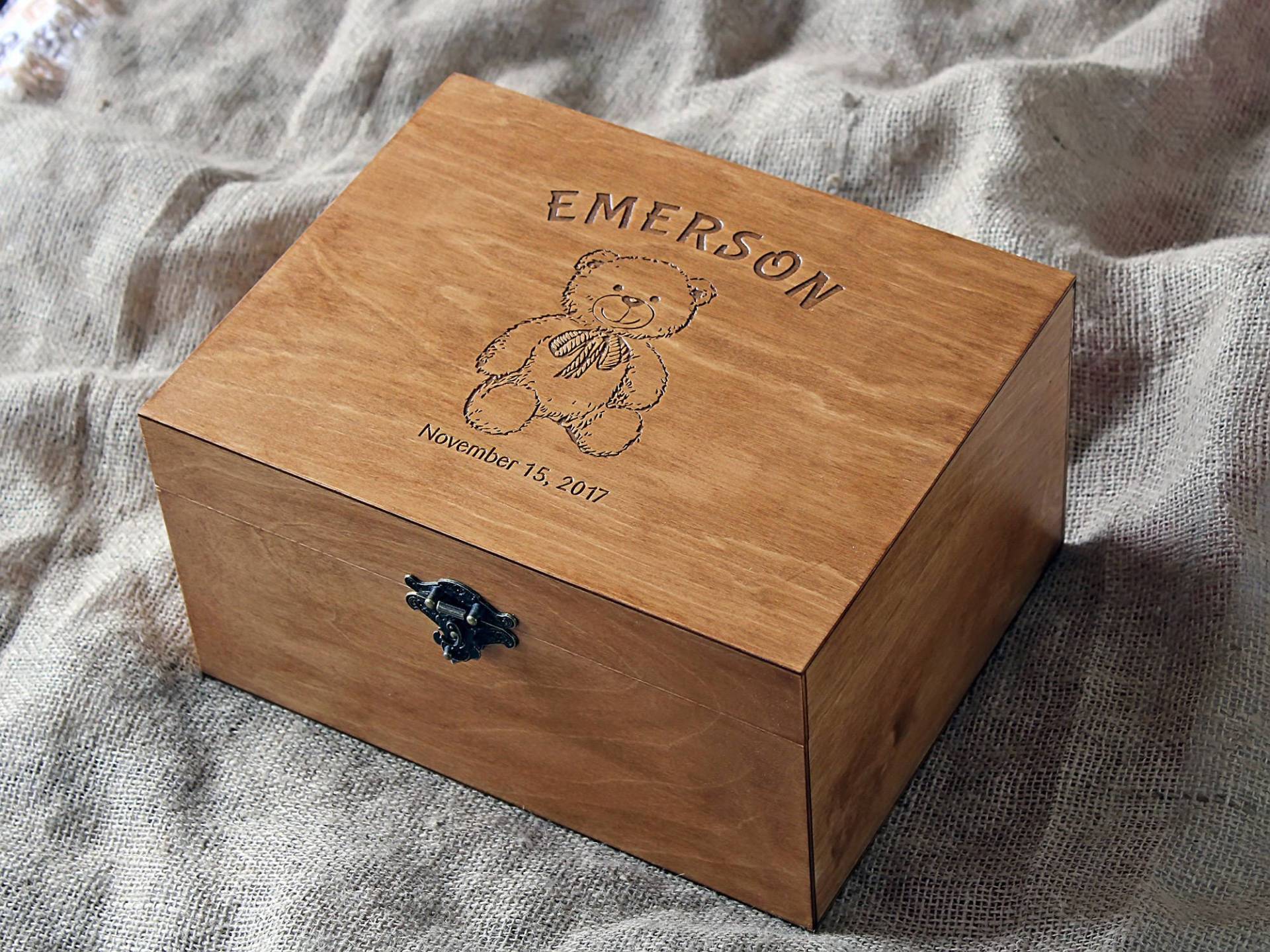 Personalisierte Baby-Andenken-Box, Teddybär Und Name Des Kindes Graviert Auf Einer Erinnerungsbox Aus Holz von YouCanMAKEitPERSONAL