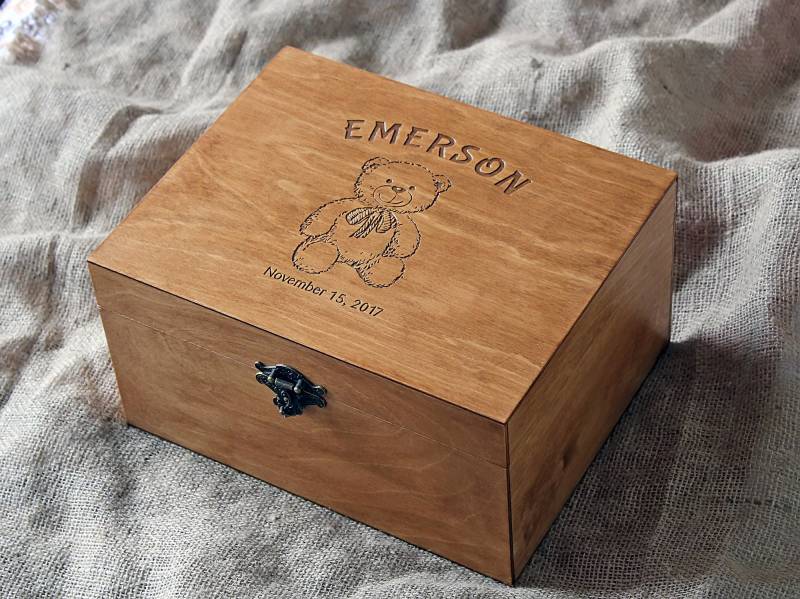 Personalisierte Baby-Andenken-Box, Teddybär Und Name Des Kindes Graviert Auf Einer Erinnerungsbox Aus Holz von YouCanMAKEitPERSONAL
