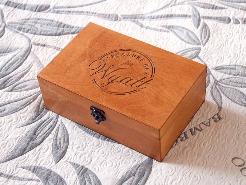 Personalisierte Holzkiste, Memory-Box, Benutzerdefinierte Gravierte Schmuck-Box, Andenken-Box, Schatzkiste, Namensbox Personalisierte Holzkiste, Memory-Box, Benutzerdefinierte Gravierte Schmuck-Box, Andenken-Box, Schatzkiste, Namensbox von YouCanMAKEitPERSONAL