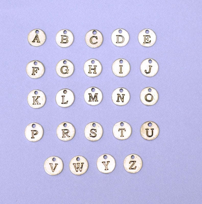 Fügen Sie Jedem Ihrer Schmuckstücke Initialen Charm Hinzu von YouLoveYouShop