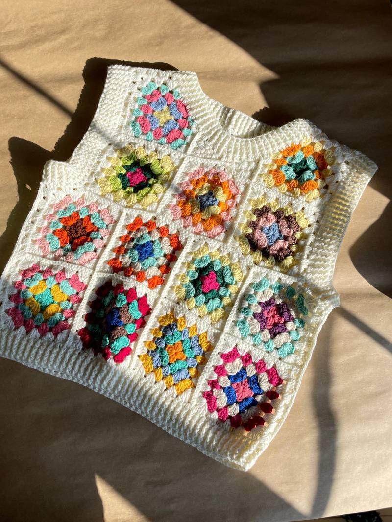 Gehäkelte Pullover Weste, Oma Quadrat Patchwork Unisex Bunte Vintage Style Handgemachtes Muttertagsgeschenk von YouOnlyLiveOnes