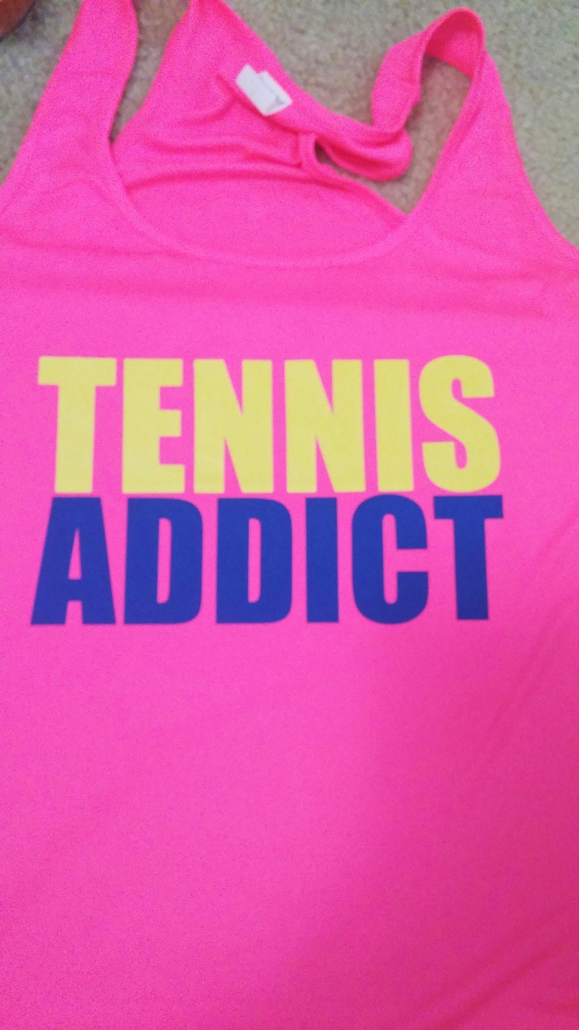Tennis Addict - Damen Racer Bank Tank Top Erhältlich in Anderen Farben, Kurzarm Und Unisex von YouSaidItDesigns