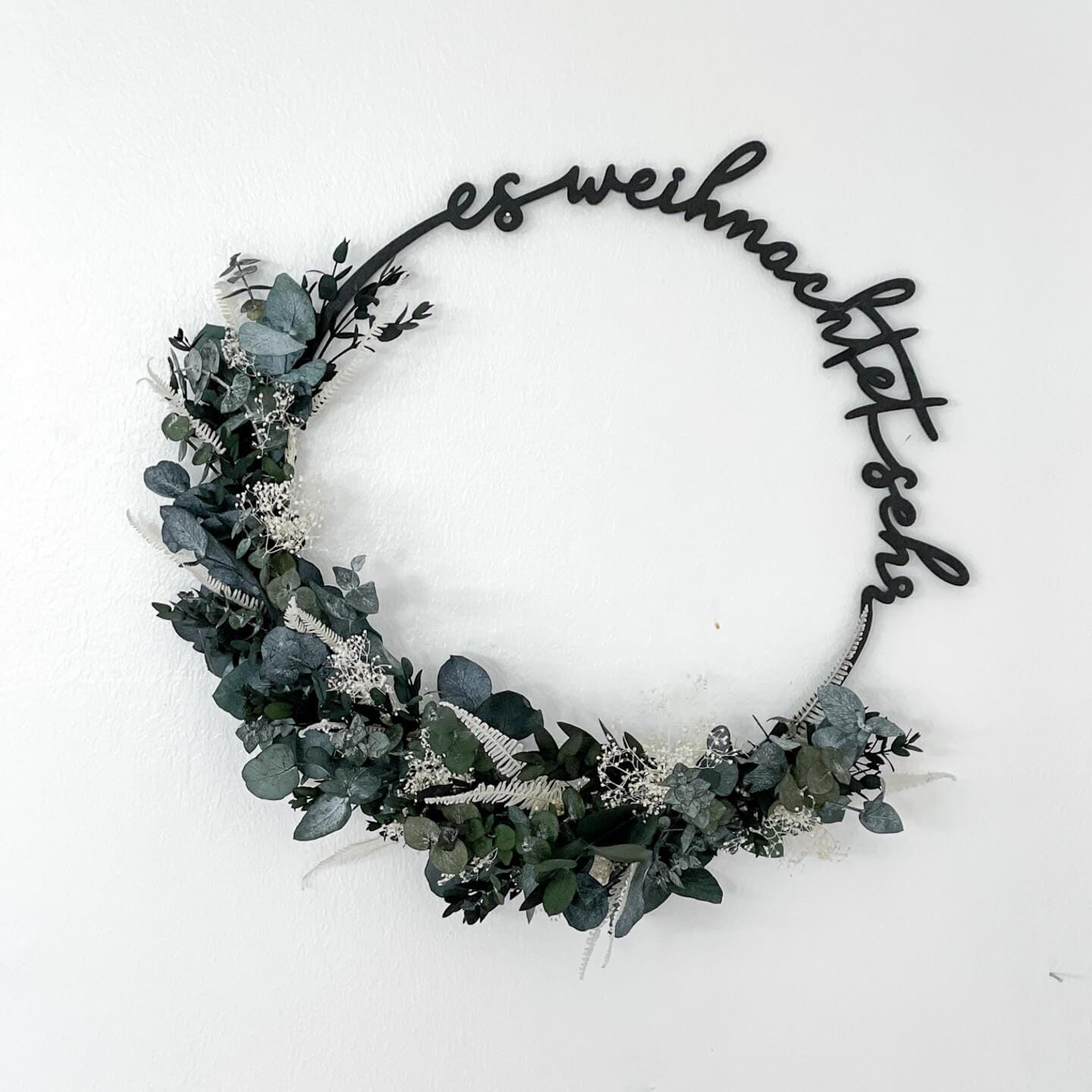 Eulenschnitt Holzkranz "Es Weihnachtet Sehr" Mit Trockenblumen | 31 cm Eulenschnitt Holzkranz "Es Weihnachtet Sehr" Mit Trockenblumen | 31 cm von YouandLykke