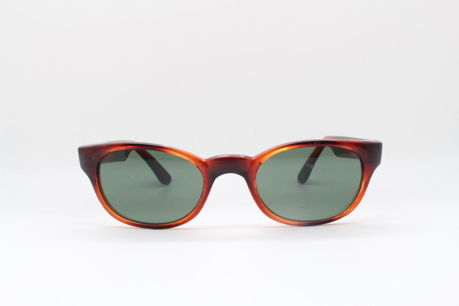 60Er Jahre Vintage Katzenaugen-Sonnenbrille. Bernstein Melierte Und Braune Low-Profile Cateye Acetat Brillenfassung Mit Grünen Gläsern. Ohne 60Er Jahre Vintage Katzenaugen-Sonnenbrille. Bernstein Melierte Und Braune Low-Profile Cateye Acetat Brillenfassung Mit Grünen Gläsern. Ohne von YouaretheBrandLondon