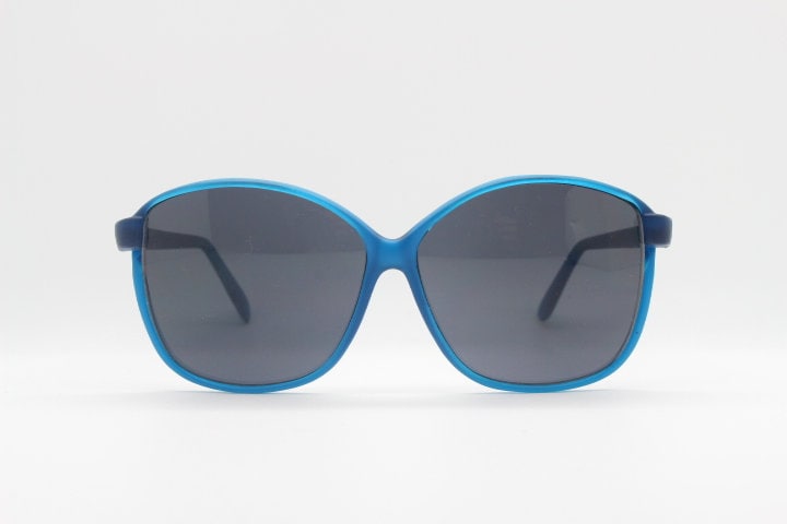 80Er Jahre Vintage Oversized Runde Katzenaugen-Sonnenbrille. Matt Transparente Blaue Cateye Brillenfassung Für Damen Und Dunkelblaue Gläser. 70Er 80Er Jahre Vintage Oversized Runde Katzenaugen-Sonnenbrille. Matt Transparente Blaue Cateye Brillenfassung Für Damen Und Dunkelblaue Gläser. 70Er von YouaretheBrandLondon