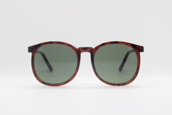 80Er Vintage Oversized Runde Sonnenbrille. Schmale Schildpatt-Brille Mit Grünen Gläsern. Damen Unbenutzt Nos. 70Er Jahre 80Er Vintage Oversized Runde Sonnenbrille. Schmale Schildpatt-Brille Mit Grünen Gläsern. Damen Unbenutzt Nos. 70Er Jahre von YouaretheBrandLondon