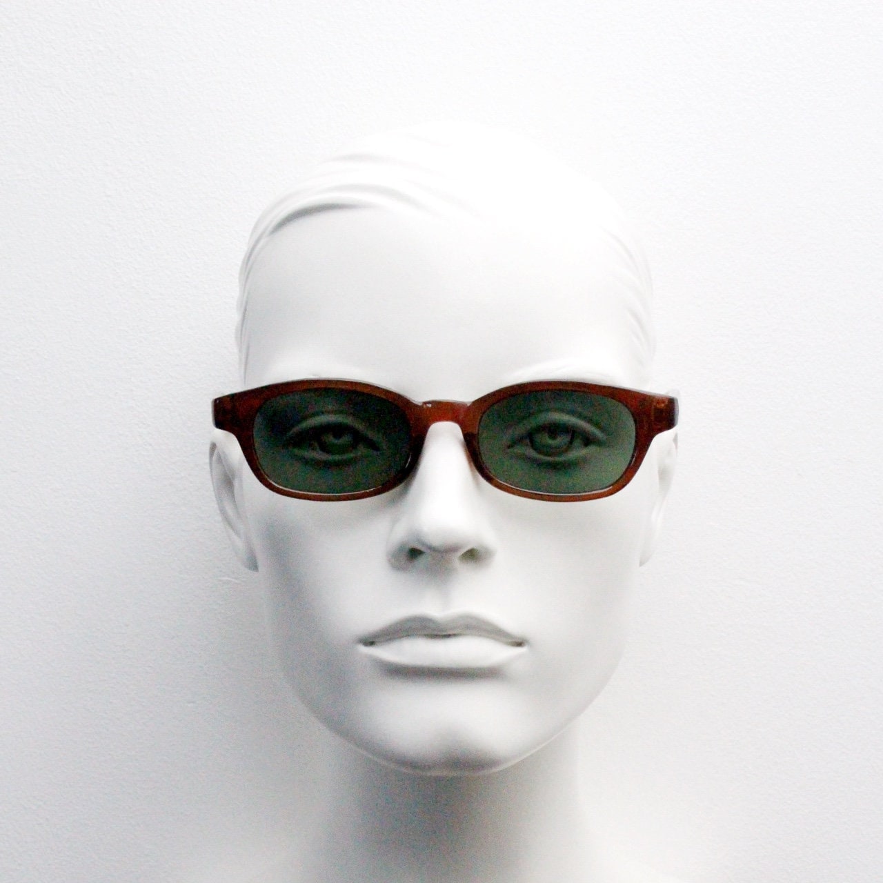 90Er Jahre Cateye Sonnenbrille. Braune 60Er Design Transparente Schmale Katzenaugen Brille Mit Grünen Gläsern. Katzenauge. Ungetragen Nos 90Er Jahre Cateye Sonnenbrille. Braune 60Er Design Transparente Schmale Katzenaugen Brille Mit Grünen Gläsern. Katzenauge. Ungetragen Nos von YouaretheBrandLondon