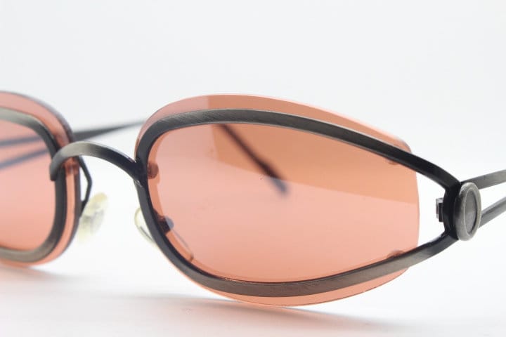 90Er Jahre Vintage Abstrakte Sonnenbrille. Orangefarbene, Schwebende Mandellinsen Auf Einer Fassung Aus Gebürstetem Bronzefarbenem Metall. Y2K. 2000 90Er Jahre Vintage Abstrakte Sonnenbrille. Orangefarbene, Schwebende Mandellinsen Auf Einer Fassung Aus Gebürstetem Bronzefarbenem Metall. Y2K. 2000 von YouaretheBrandLondon