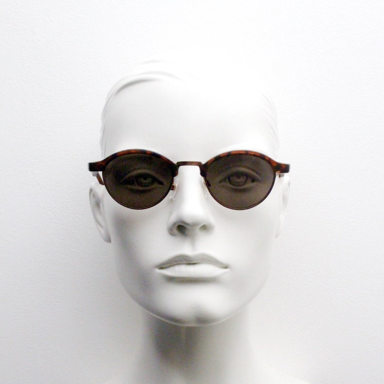 90Er Jahre Vintage Katzenaugen-Sonnenbrille. Halbrahmen Schildkröte Im 50Er Stil Cateye Browline Rahmen. Damen Katzenaugen. Unbenutzt Nos 90Er Jahre Vintage Katzenaugen-Sonnenbrille. Halbrahmen Schildkröte Im 50Er Stil Cateye Browline Rahmen. Damen Katzenaugen. Unbenutzt Nos von YouaretheBrandLondon