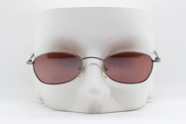 90Er Jahre Vintage Kleine, Braune Sonnenbrille. Nos Ovale Bronzefarbene Metallfassung Mit Braunen Gläsern. Zustand Y2K. 2000 Jahren 90Er Jahre Vintage Kleine, Braune Sonnenbrille. Nos Ovale Bronzefarbene Metallfassung Mit Braunen Gläsern. Zustand Y2K. 2000 Jahren von YouaretheBrandLondon