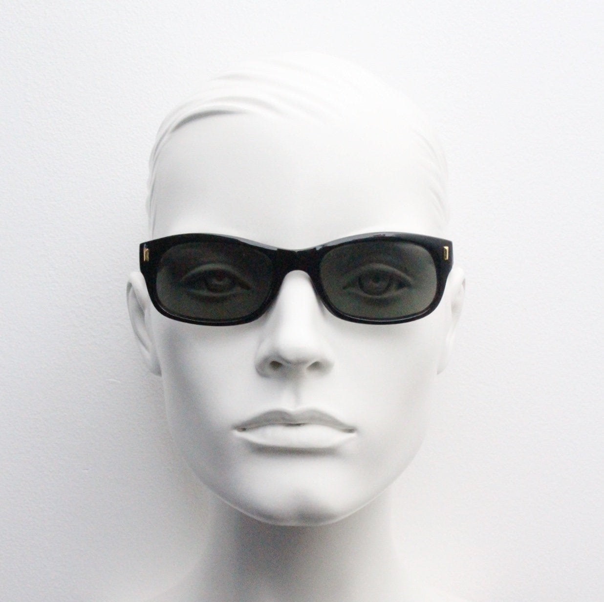 90Er Jahre Vintage Schmale Sonnenbrille. Schwarze Glänzende 60Er Design Low-Profile Modifiziert Im New Wayfarer Stil. Unbenutzt Nos 90Er Jahre Vintage Schmale Sonnenbrille. Schwarze Glänzende 60Er Design Low-Profile Modifiziert Im New Wayfarer Stil. Unbenutzt Nos von YouaretheBrandLondon